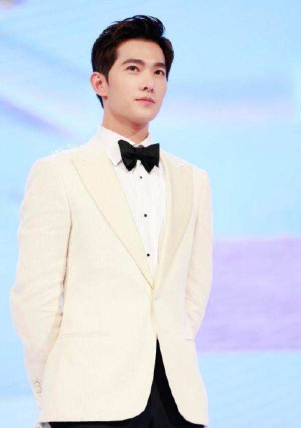 楊冪伸脖似鴕鳥,鹿晗關曉彤像老大爺,儀態差,顏值再高也白搭 楊冪伸脖似鴕鳥,鹿晗關曉彤像老大爺,儀態差,顏值再高也白搭