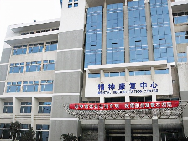 奇葩母親：因女兒不願把3套房交給自己，把女兒強行送進精神病院