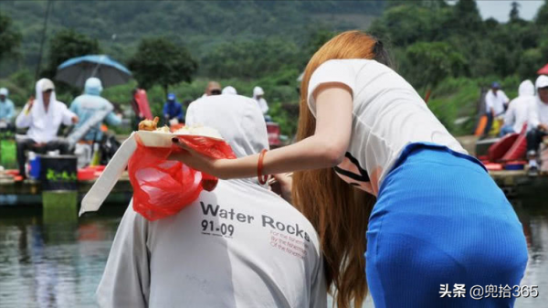 釣王鄧剛在廣東盤黑坑，塘主瞧不起被打臉，不要魚獲抬回了一頭豬