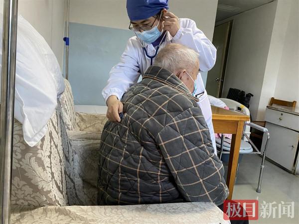 因喝牛奶嗆到，七旬爹爹被緊急送醫