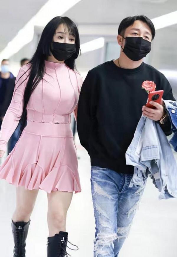 冉瑩穎真不怕凍，機場穿粉嫩超短裙好清涼，老公滿臉寫著不痛快
