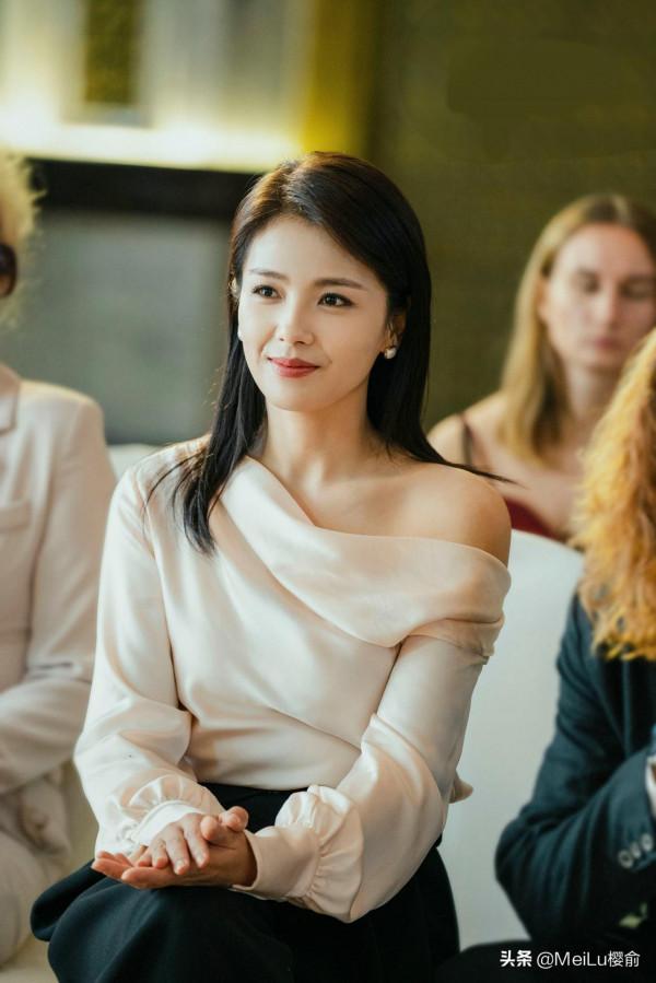 劉濤成熟漂亮有魅力，美得優雅溫婉，盡顯高階貴氣