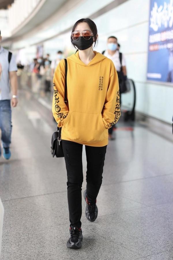 張靚穎這造型真奇特，黑色西裝配粉色裙子，雖有個性卻暴露身型