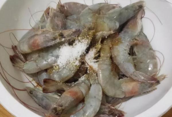 儲存大蝦別直接放冰箱冷凍了！老漁民教你這3招，放半年一樣鮮美