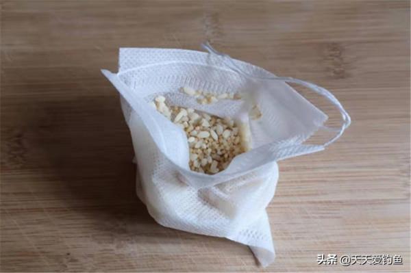 冬釣聚魚技巧：打窩用這幾種方法，能把方圓20米的魚群“請”進窩