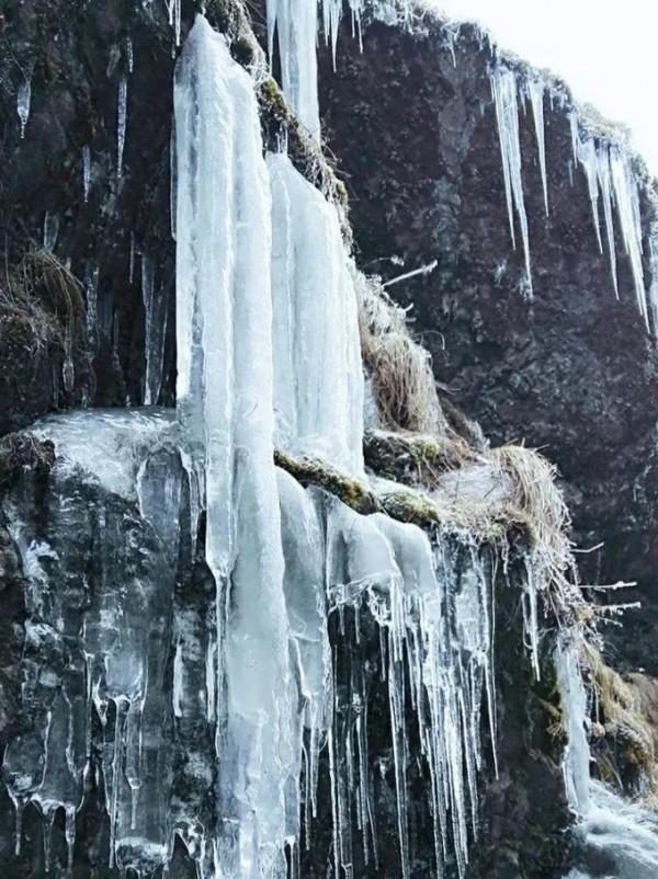 分享~冰瀑布，白色茫茫，晶瑩剔透，稀罕稀罕，太震撼啦