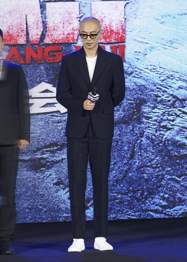 朱亞文亮相《長津湖之水門橋》釋出會 剃光頭展型男氣質