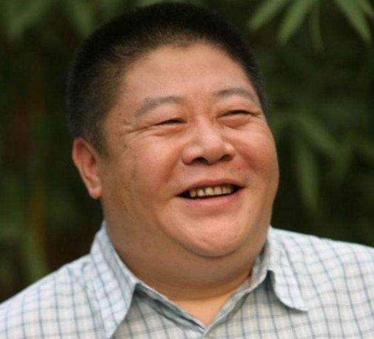 曾一次性喝27扎啤酒，因“翻譯官”一角走紅，劉金山如今怎麼樣了