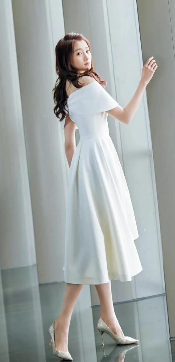 關曉彤,1997年9月17日出生於北京市,身高172釐米 關曉彤,1997年9月17日出生於北京市,身高172釐米