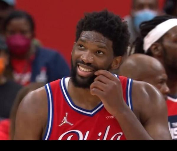 恩比德哈雷爾推搡先各吃一次技犯 哈雷爾次回合再推恩比德被驅逐