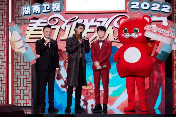 蔡徐坤亮相2022湖南衛視春晚 全新改編《迷》編織迷幻夢境