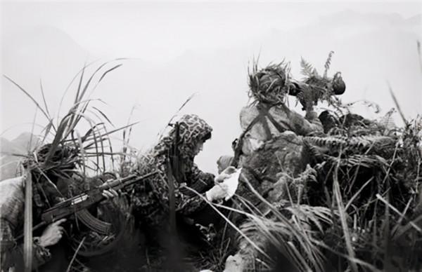 老山戰役：戰事有多慘烈，士兵打掃戰場時，岩石已碎成粉末