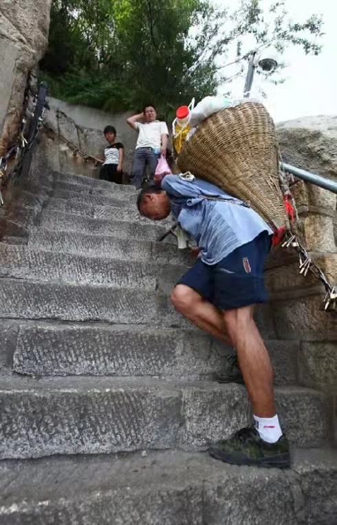 5年內失去妻子和弟弟，獨臂挑夫何天武，靠信念在華山堅持十年