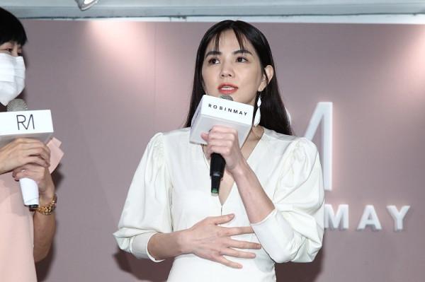 Ella陳嘉樺彷彿吃了“防腐劑”，黑長直髮型配白裙，真不像中年人