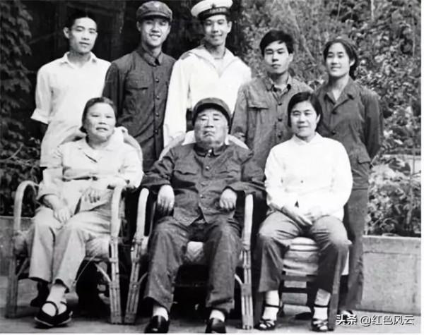 朱德要求見火車司機,大家才知道司機的身份:原來他是朱德的兒子 朱德要求見火車司機,大家才知道司機的身份:原來他是朱德的兒子