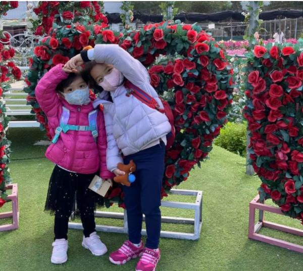 4歲霍中怡比姐姐時尚，穿紗裙鮮花前擺造型，愛美的心遺傳朱玲玲