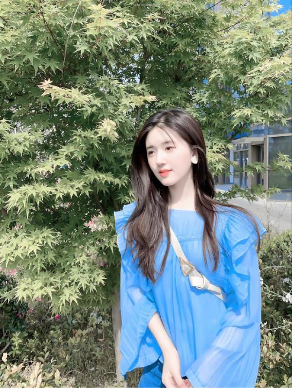 新生代小花趙露思太會穿了吧！天藍色雪紡衫搭編格包，滿滿甜美感