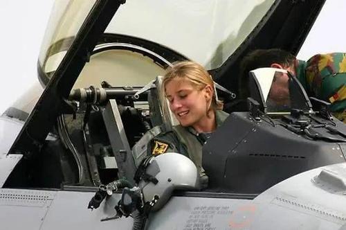 美國王牌飛行員金貝麗：後來為何成為中國首位美籍女機長？