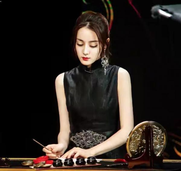 迪麗熱巴書法被盛讚有涵養，硬筆書法堅挺有力，毛筆書法碑帖互融