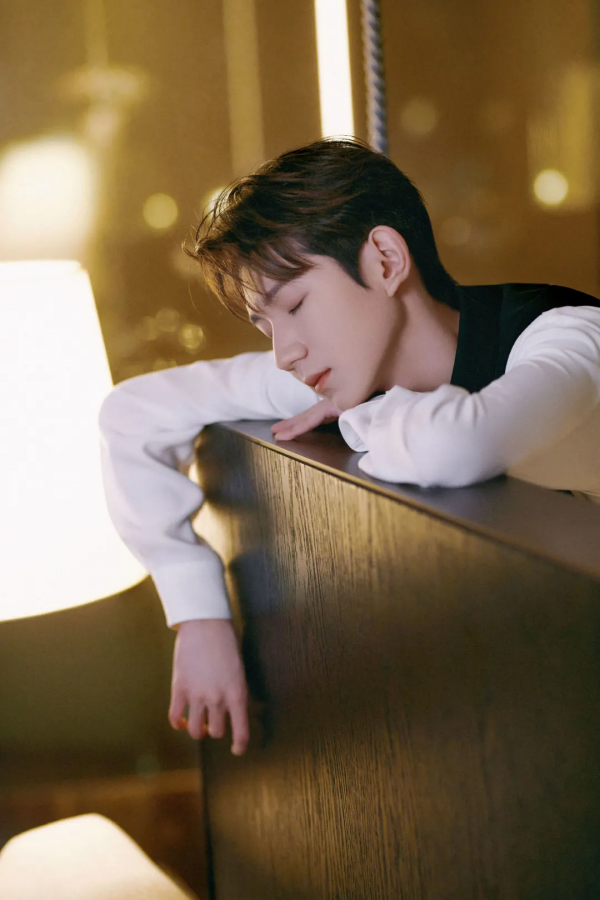 王源著簡約黑白套裝亮相TUMI品牌活動，敢於冒險，勇於挑戰