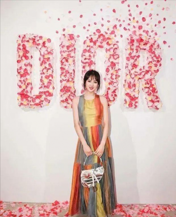 華為千金姚安娜真替老爸長臉，穿彩虹裙華麗高階，豪門出身真不假