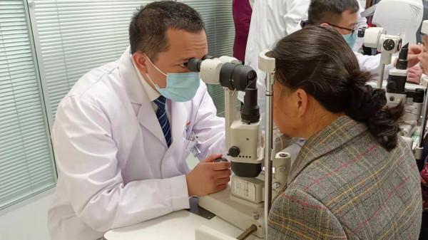 重見光明！十幾分鍾手術解決3000多度超高度近視+白內障