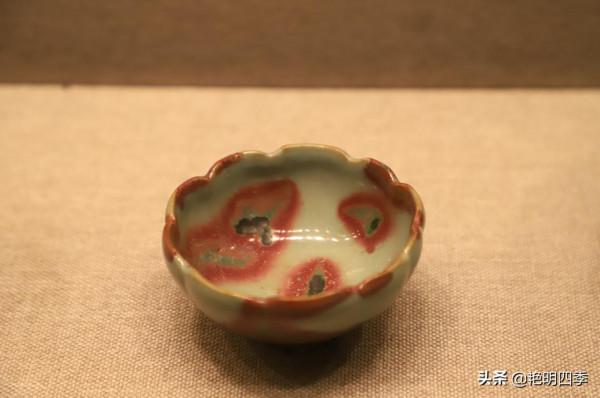 走故宮西路，先看那燦若星河的各代瓷器，彷彿踏入流淌的歷史長河