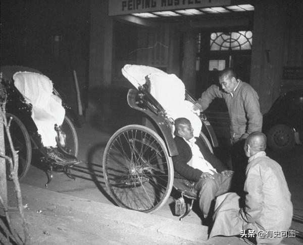 1946年的午門外停滿了汽車，太和殿上放著袁世凱的“西洋寶座”