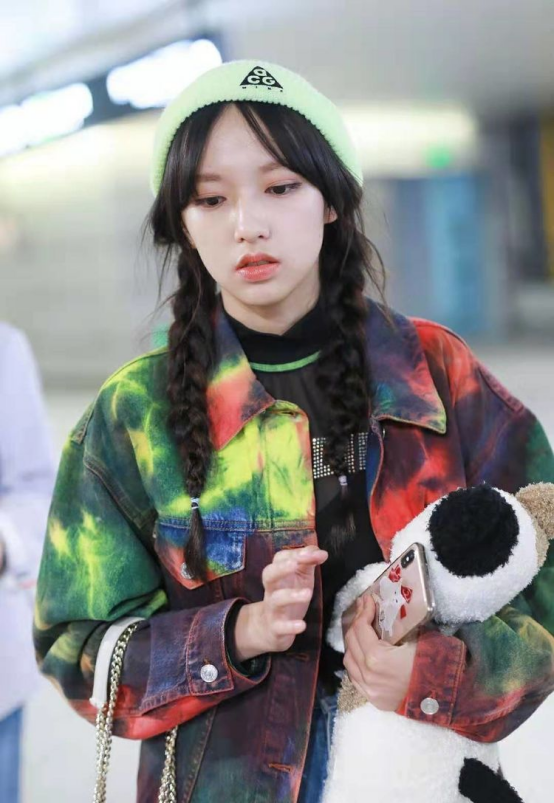 程瀟的髮際線雖然高，但她還挺會遮醜的，帽子+劉海看著挺可愛