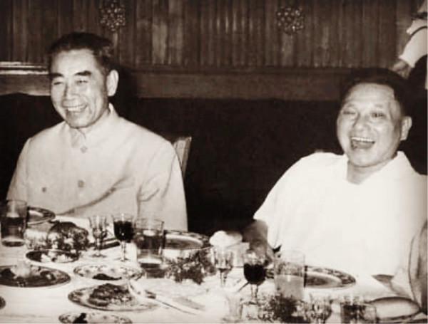 小平復職當天周總理就宣佈病休，病重後緊握小平手說：你比我強