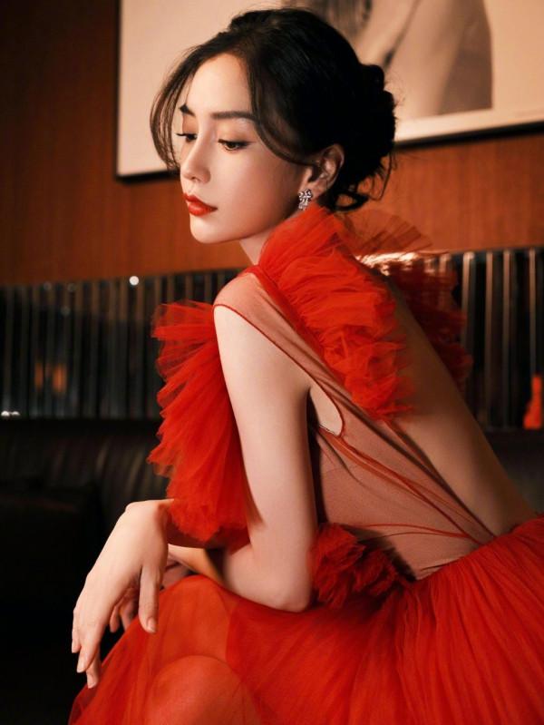 楊穎露背心形裙太豔麗，紅紗遮臉很唯美，網友：終於get到她的美