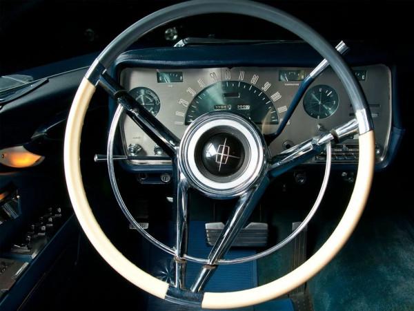 穀倉發現當年尺寸最大豪車 1960年林肯大陸Mark III 穀倉發現當年尺寸最大豪車 1960年林肯大陸Mark III