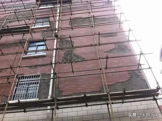 農村自建房為啥都不貼瓷磚了？小宋：就這1個原因，農民都不用了