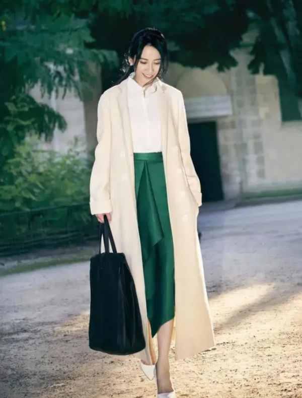 開春，你穿&OpenCurlyDoubleQuote;長大衣&plus;半裙&rdquo;的樣子，真的美爆了
