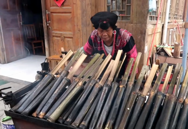 廣西長髮村的美食，竹筒當鍋又當碗，1個28元，吃的時候是糊的