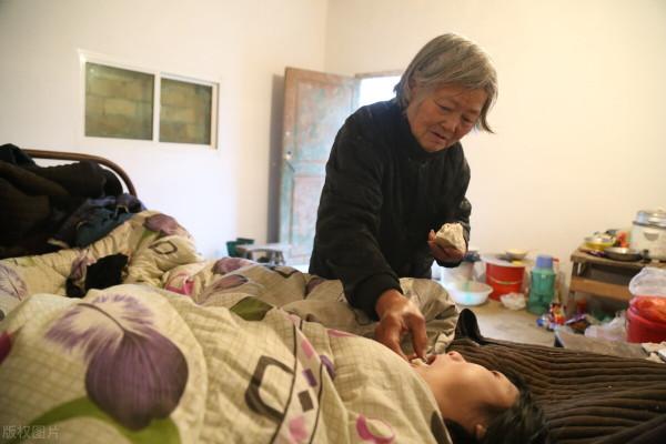 76歲老人哭訴:我有6個孩子,不缺人養,我唯一心願就是快點走 76歲老人哭訴:我有6個孩子,不缺人養,我唯一心願就是快點走