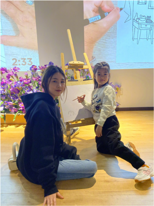 章子怡一家出遊好溫馨！小蘋果穿衛衣美成女明星，氣質贏過章子怡