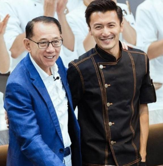 引薦許家印認識鄭裕彤，如今坐擁7家上市公司，一塊車牌值1300萬