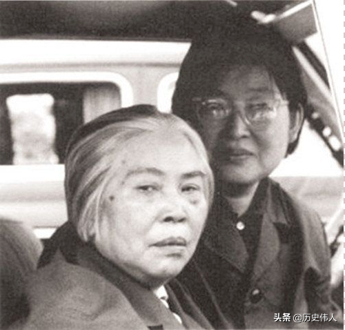 毛澤東來到井岡山後，袁文才指著一位女幹部說：老毛，她叫賀子珍