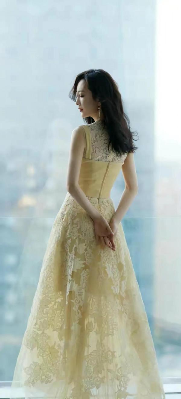 王鷗有種特殊氣質：月上柳俏頭，人約黃昏後