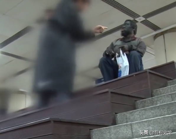 韓國大叔每天用鞋油抹臉，陪伴妹妹街頭流浪10年，只因親情的力量