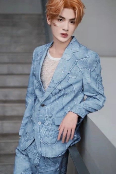 穿長裙、塗指甲油的boy黃明昊，男生還能這麼搭