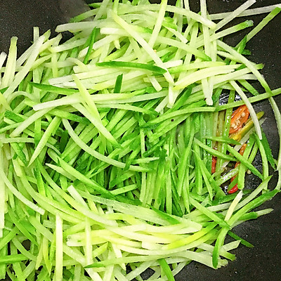 用這道炒蘿蔔絲征服家人的味蕾吧