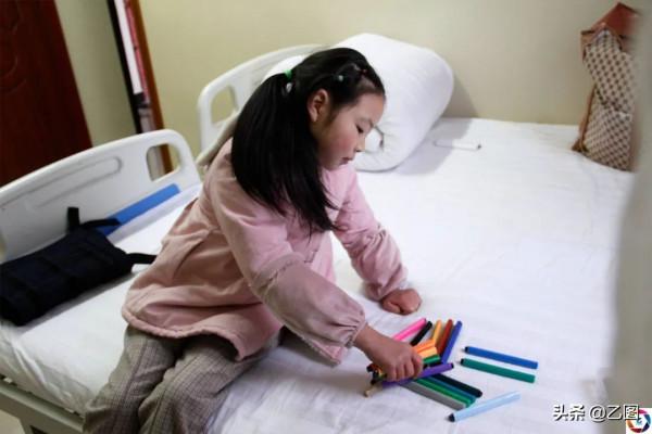 女子臨盆遇修路，無奈家中生產致女兒腦癱，她攜女兒四處求醫贖罪