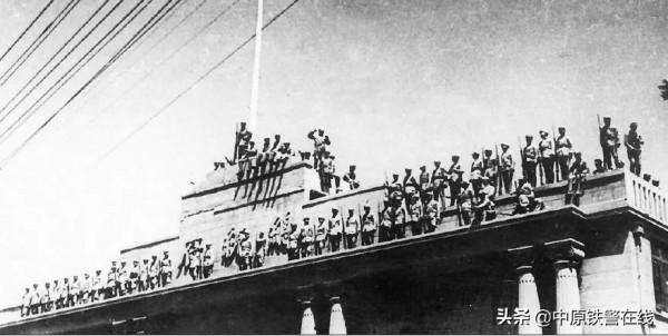 油畫作品《百萬雄師下江南》