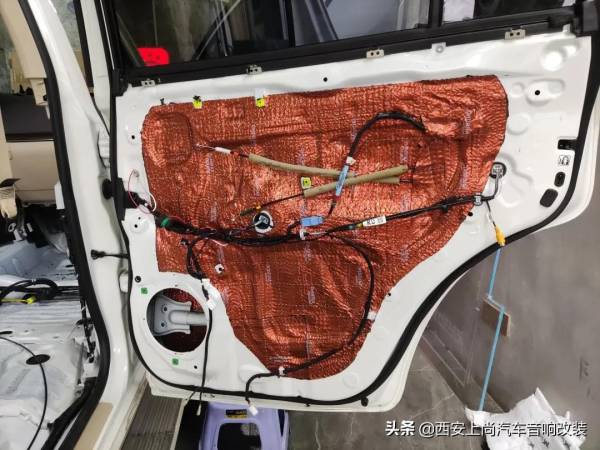 越野硬漢搭配HIFI立體環繞聲讓人意猶未盡，酷路澤升級德國RS音響