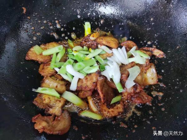 回鍋肉怎麼做才好吃？來看看傳統的川菜做法，肥而不膩，真解饞