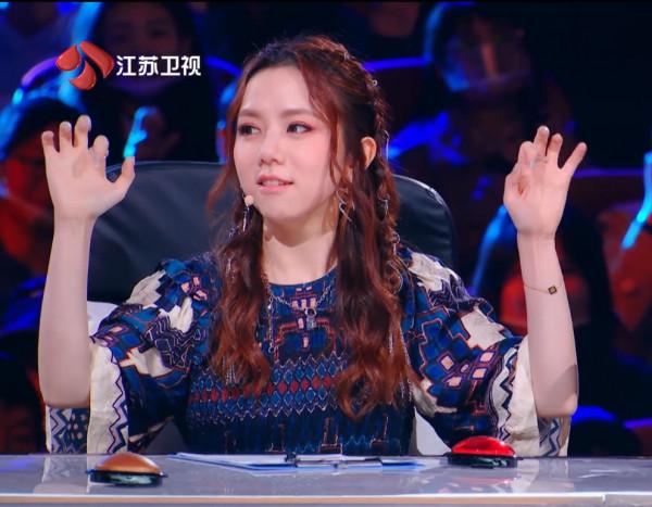 《點贊！達人秀》的評委不同以往，嚴肅派謝霆鋒，萌噠噠鄧紫棋