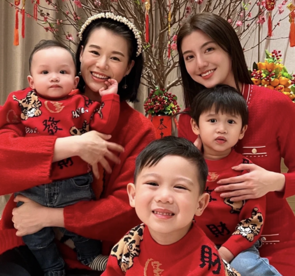 吳千語和胡杏兒母子春節小聚，畫風和諧溫馨，再破不和傳聞
