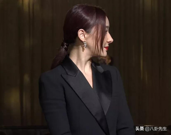 時尚盛典:55歲李若彤秀腹肌,袁姍姍大變臉,婁藝瀟穿漢服走紅毯 時尚盛典:55歲李若彤秀腹肌,袁姍姍大變臉,婁藝瀟穿漢服走紅毯